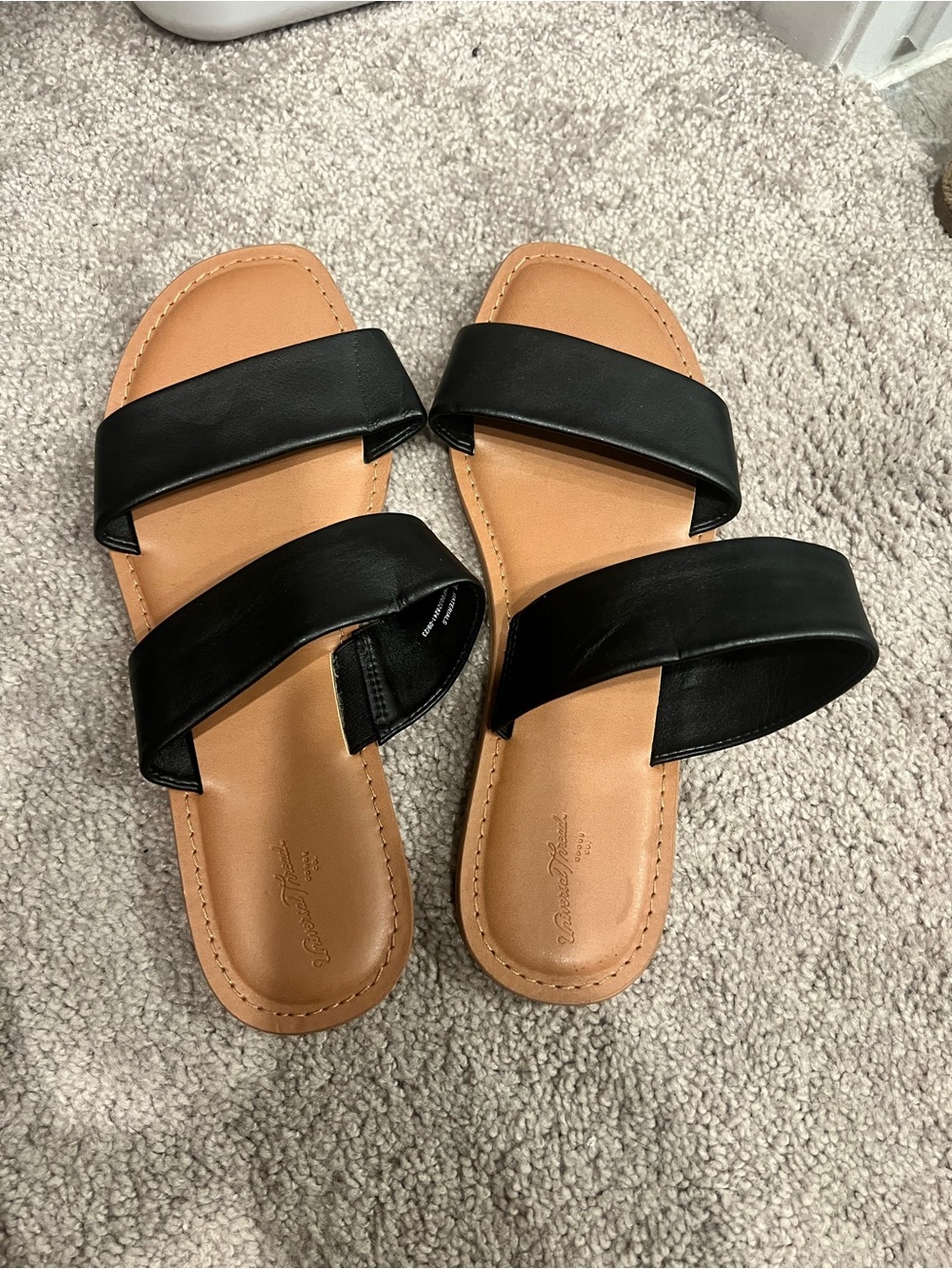 Universal Thread Black Two-Strap Slide Sandals (Women’s 9.5 Wide)